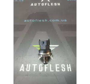 Б/у датчик давления топлива в рампе 0281002836/ H8200576683, 1.9 dCi для Renault Scenic II Б/у датчик давления топлива в рампе 0281002836/ H8200576683, 1.9 dCi для Renault Scenic II