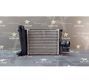 Б/у радиатор интеркулера 144965154R для Dacia Duster