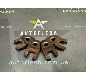 Бугель форсунки/ кронштейн крепления форсунки 1982G3, 9801927080 Peugeot Citroen Ford Volvo Mazda Бугель форсунки/ кронштейн крепления форсунки 1982G3, 9801927080 Peugeot Citroen Ford Volvo Mazda
